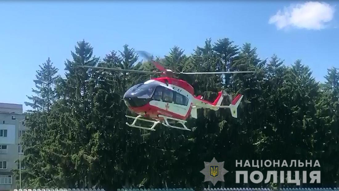 Дитину супроводжували два лікарі-анестезіологи / фото - mvs.gov.ua Дитину супроводжували два лікарі-анестезіологи / фото - mvs.gov.ua