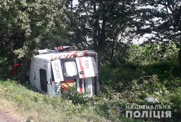 Під Вінницею розбилось авто швидкої допомоги, постраждали медики (фото) Під Вінницею розбилось авто швидкої допомоги, постраждали медики (фото)