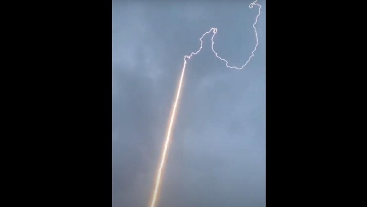 Ракеты с медным проводом заземления "притягивают" удар / скриншот из видео
