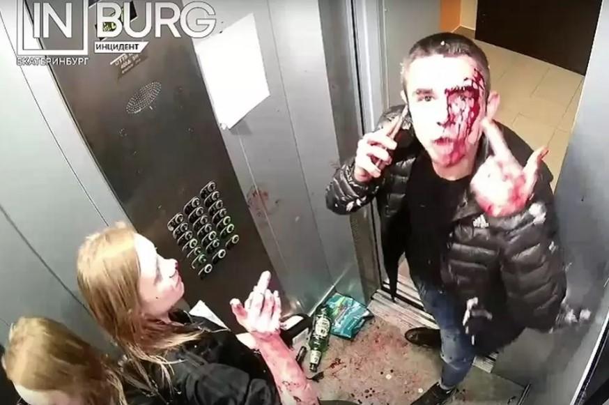 Мужчина с девушкой устроили в лифте кровавую бойню / скриншот из видео Мужчина с девушкой устроили в лифте кровавую бойню / скриншот из видео