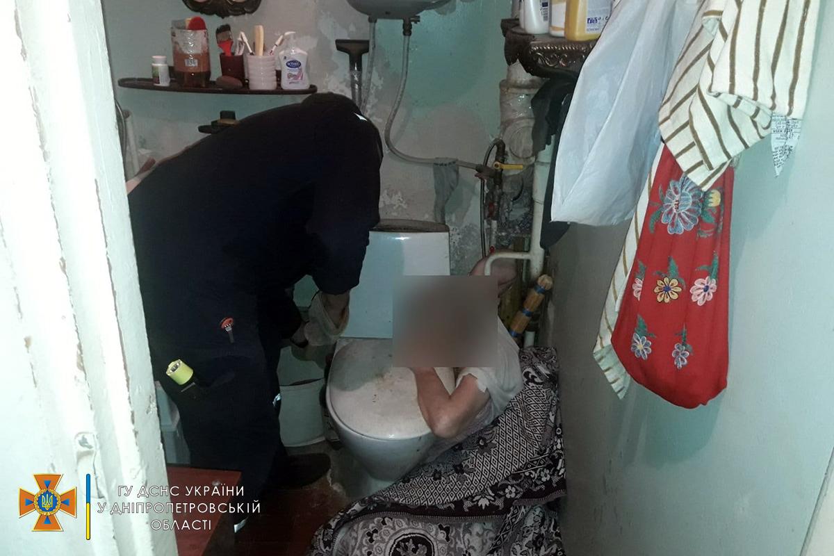 Надзвичайники вивільнили руку постраждалої / фото ДСНС Надзвичайники вивільнили руку постраждалої / фото ДСНС