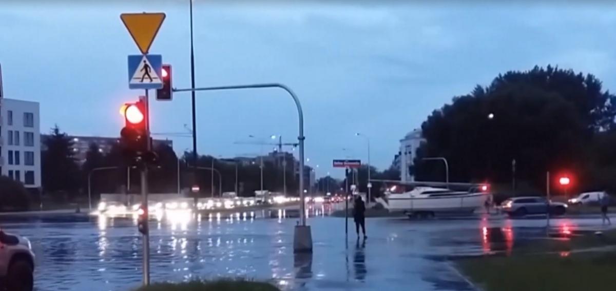 Погода в варшаве на 10. Ураган и потоп в Москве. Ураган в Варшаве 17 января 2022. Затопило улицу свободы.