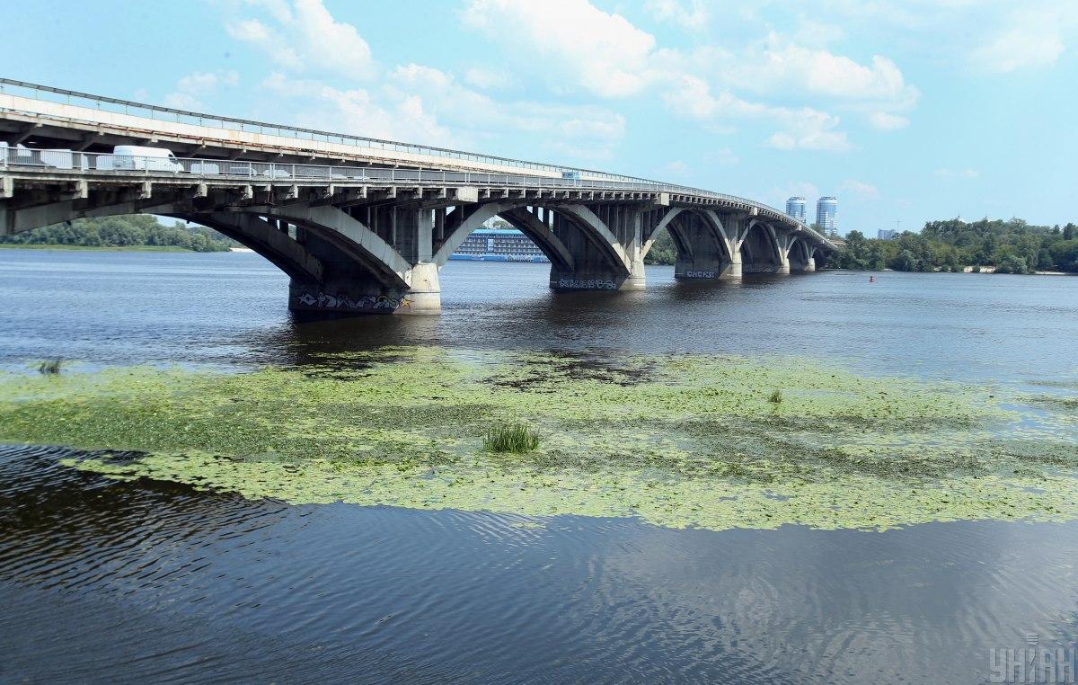 У Дніпрі піднявся рівень води / фото УНИАН У Дніпрі піднявся рівень води / фото УНИАН