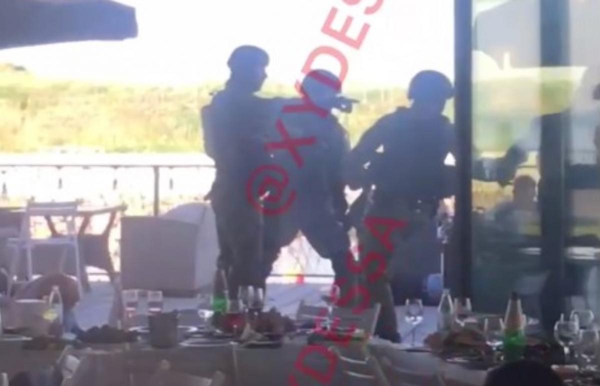На записи видно, как спецназовец стреляет в воздух / скриншот из видео