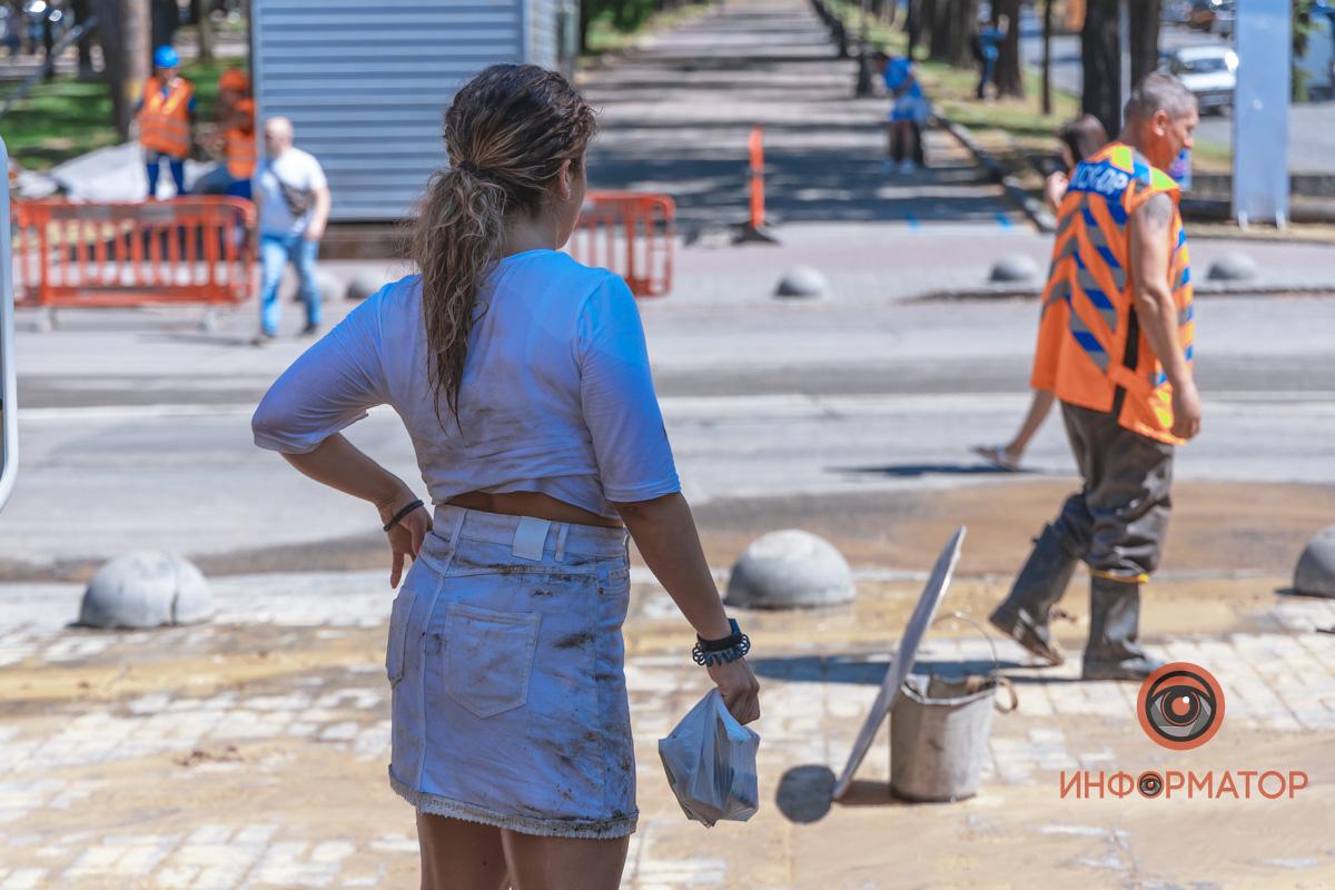 В яму, которую вымыло водой, упала девушка \ dp.informator.ua В яму, которую вымыло водой, упала девушка \ dp.informator.ua