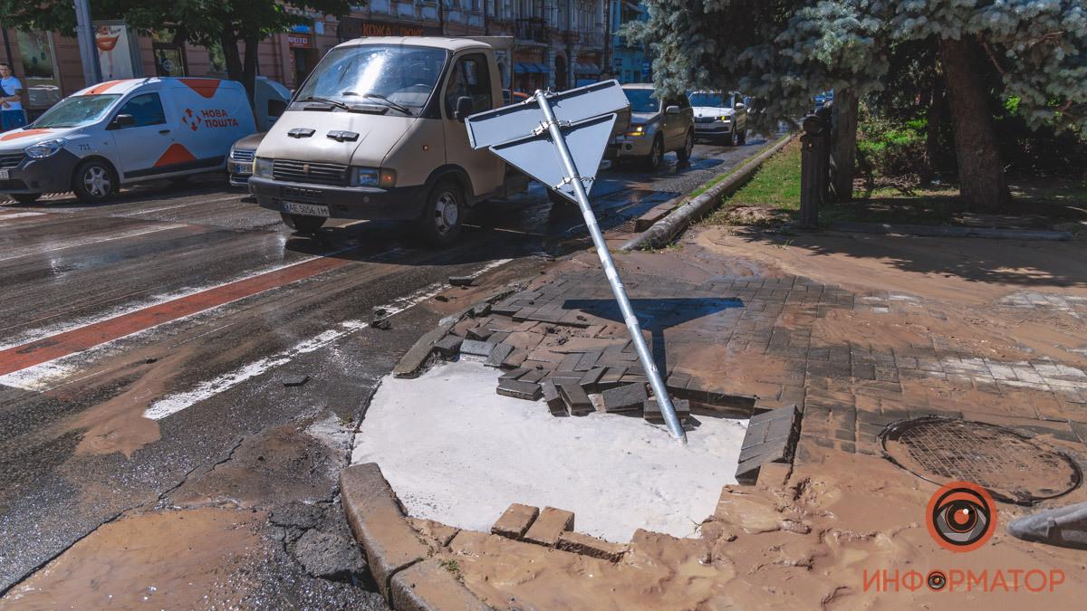 В центре Днепра произошел прорыв трубы \ dp.informator.ua В центре Днепра произошел прорыв трубы \ dp.informator.ua