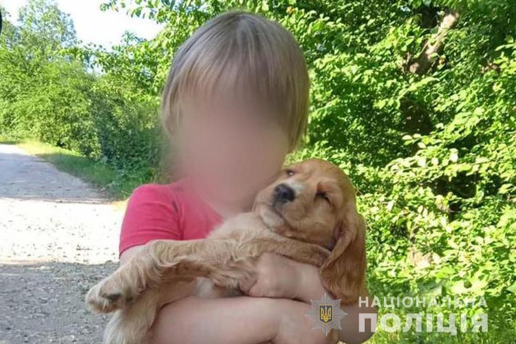 Девочку нашли среди ночи в сорняках \ Нацполіція Девочку нашли среди ночи в сорняках \ Нацполіція