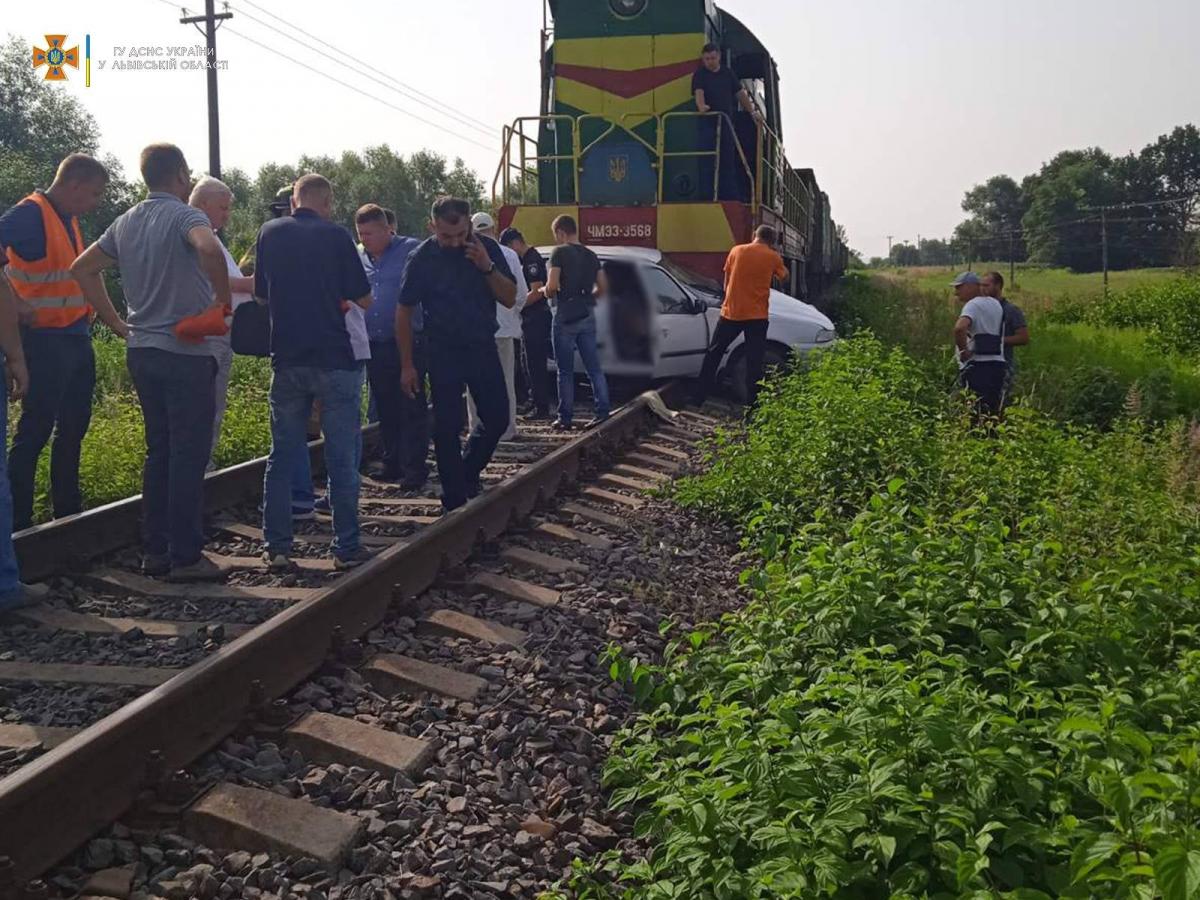 В аварии погибла женщина-водитель / фото ГСЧС Львовской области В аварии погибла женщина-водитель / фото ГСЧС Львовской области