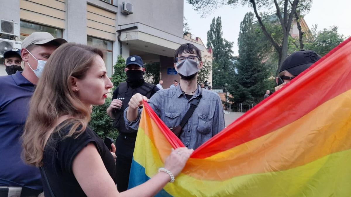 Активистка и неизвестные провокаторы / фото УНИАН, Дмитрий Хилюк Активистка и неизвестные провокаторы / фото УНИАН, Дмитрий Хилюк