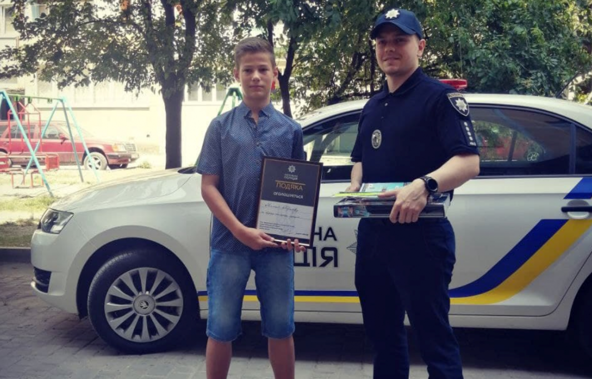 Копи подякували хлопцю / фото: Патрульна поліція Івано-Франківської області Копи подякували хлопцю / фото: Патрульна поліція Івано-Франківської області