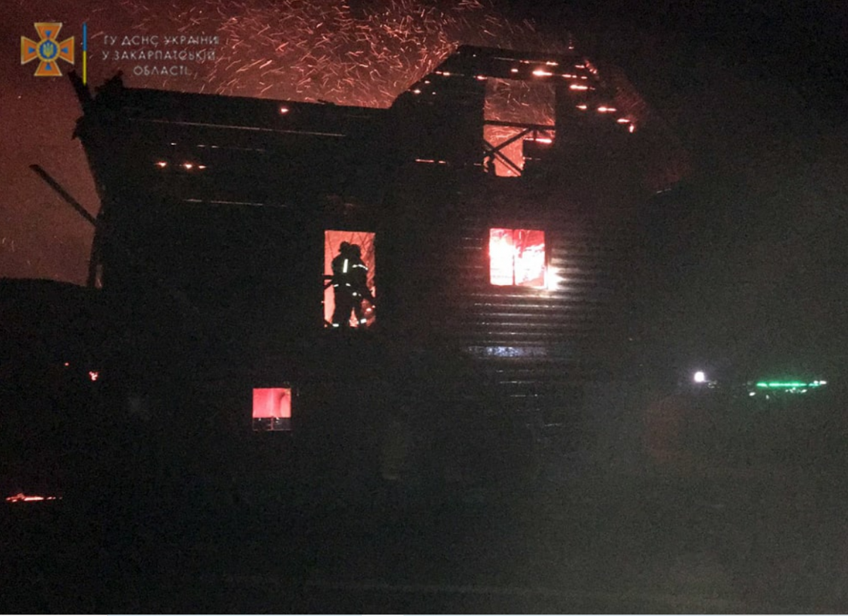 Молния спровоцировала пожар / фото ГСЧС Молния спровоцировала пожар / фото ГСЧС
