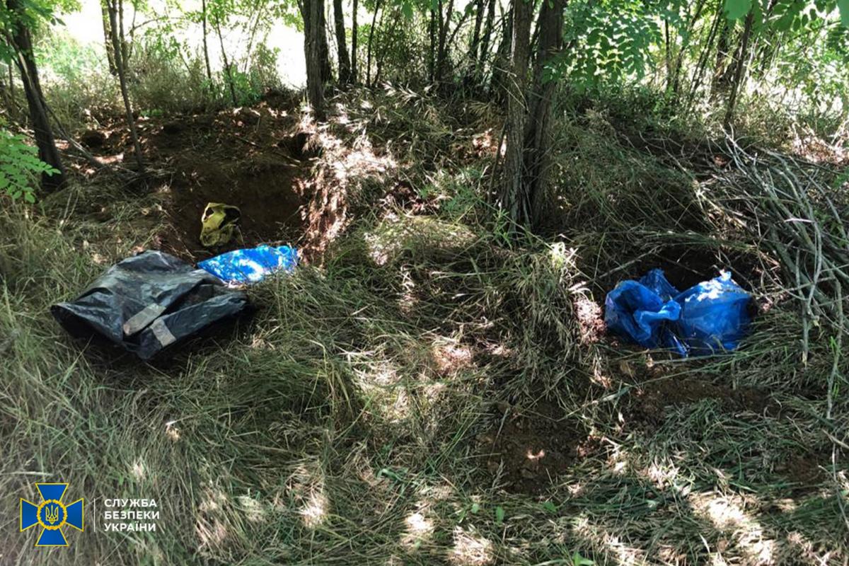 Схрон був прихований у лісосмузі поблизу одного із селищ / фото ssu.gov.ua Схрон був прихований у лісосмузі поблизу одного із селищ / фото ssu.gov.ua