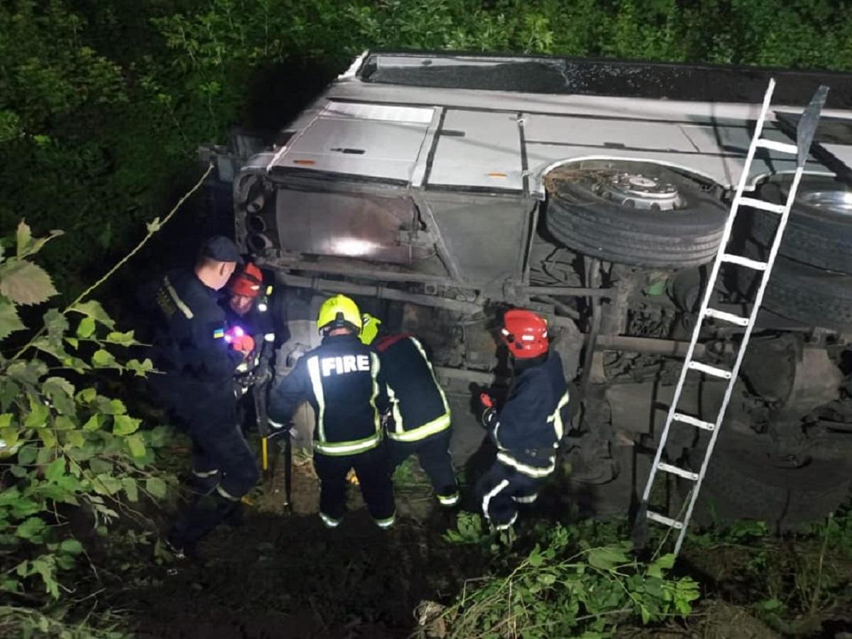 Аварію ліквідували 20 рятувальників / facebook.com/dsns.rivne Аварію ліквідували 20 рятувальників / facebook.com/dsns.rivne