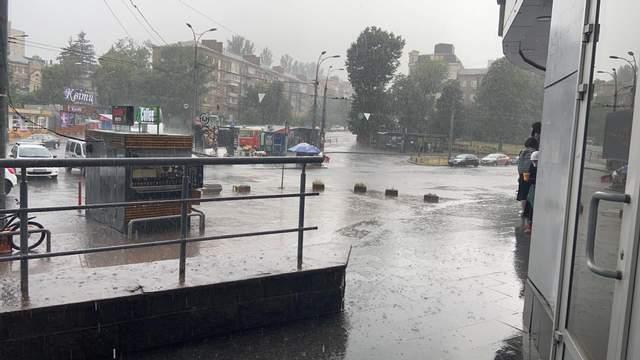 У Києві пройшла злива з грозою / Фото 24 канал У Києві пройшла злива з грозою / Фото 24 канал