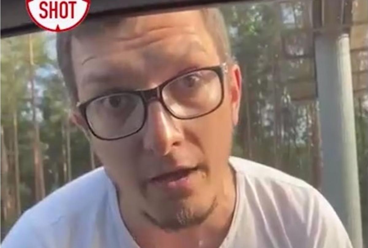 Чоловік стукав по машині і вимагав, аби дівчина відкрила двері / скріншот з відео Чоловік стукав по машині і вимагав, аби дівчина відкрила двері / скріншот з відео