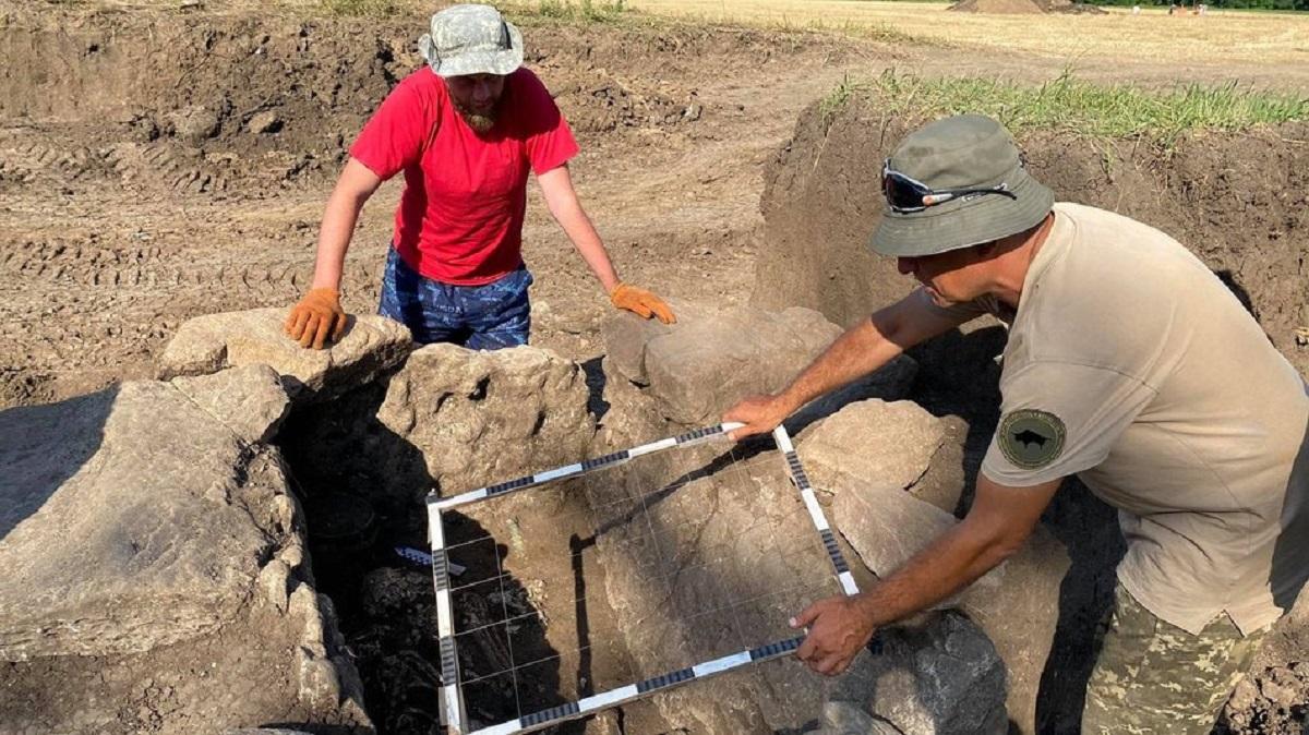 Свої знахідки археологи відправлять на дослідження антропологам / фото suspilne.media Свої знахідки археологи відправлять на дослідження антропологам / фото suspilne.media
