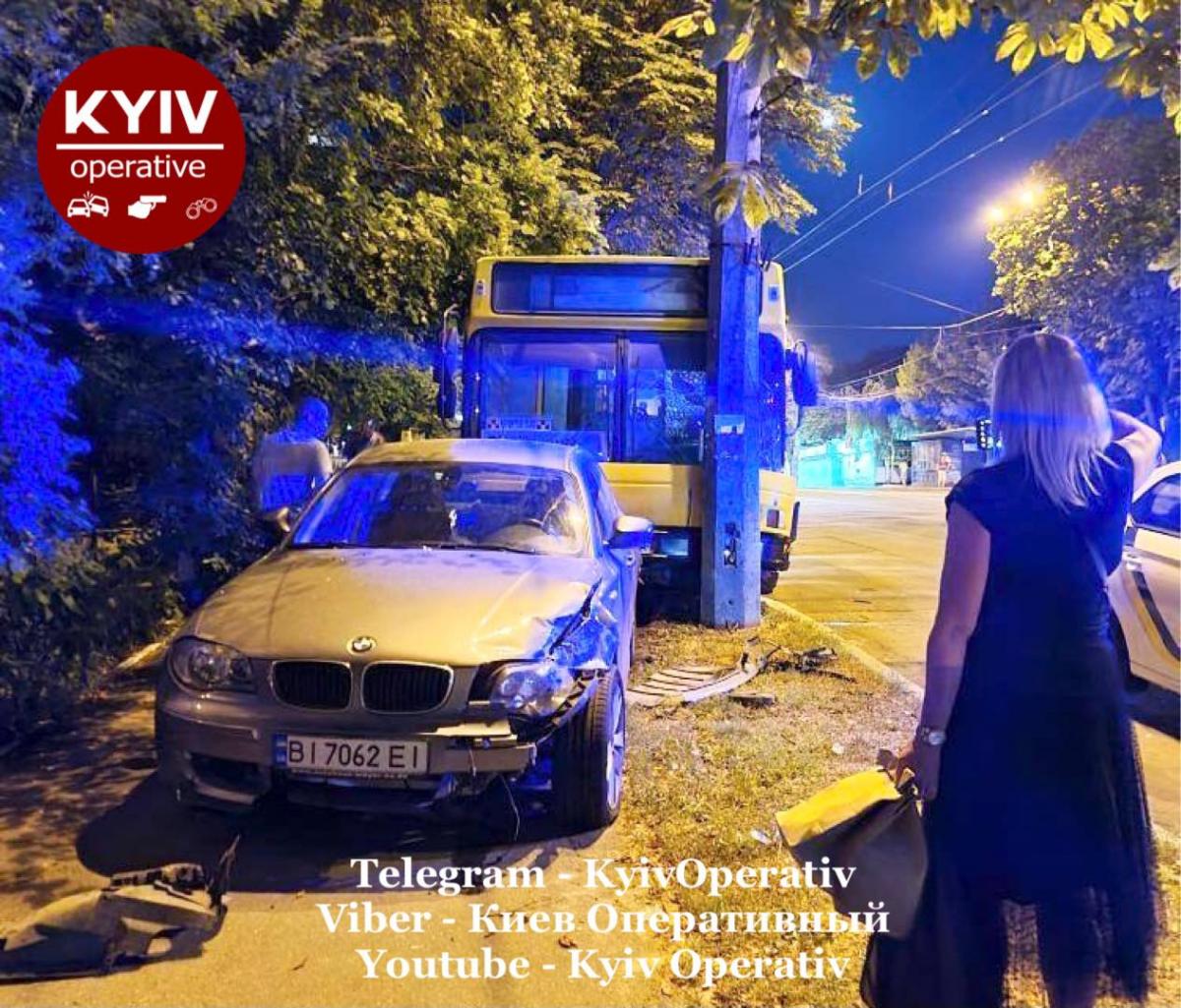 Оба автомобиля выехали на тротуар / фото Киев Оперативный