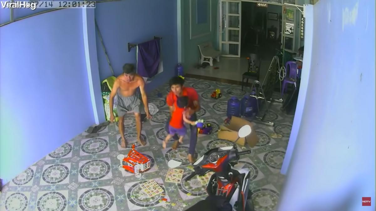 В'єтнамець схопив сина і забіг з ним до будинку / скріншот з відео В'єтнамець схопив сина і забіг з ним до будинку / скріншот з відео