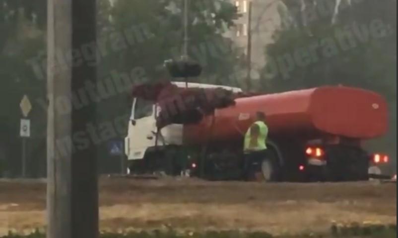 Дивного комунальника помітили на Мілютенка / скріншот з відео Дивного комунальника помітили на Мілютенка / скріншот з відео