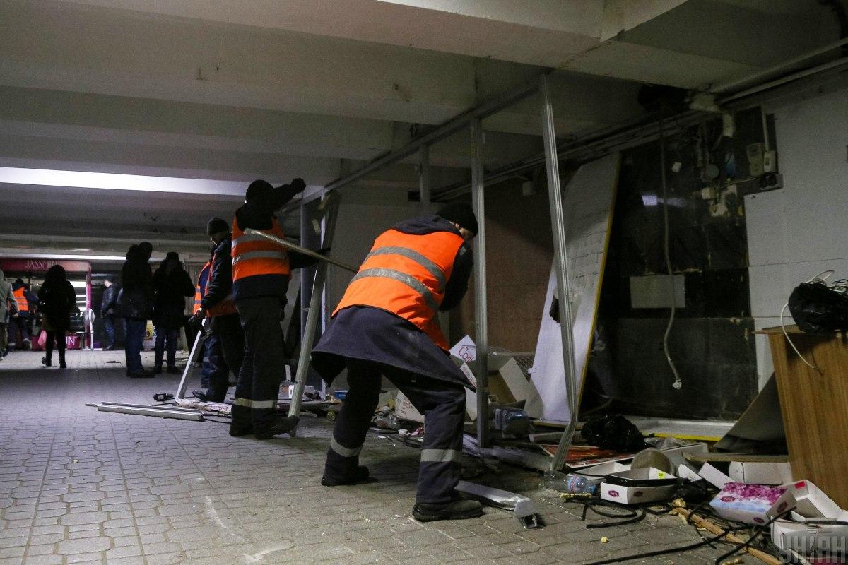 Переважна більшість жителів столиці підтримують очищення від торгових кіосків підземних переходів / фото УНІАН Переважна більшість жителів столиці підтримують очищення від торгових кіосків підземних переходів / фото УНІАН