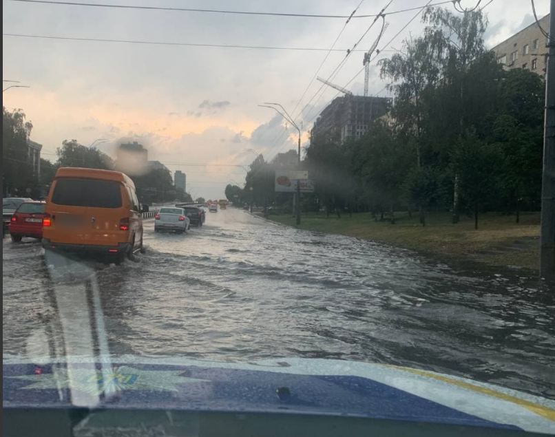 Метро в киеве затопило. Потоп в Киеве. Киев затоплен 2022. Ливень в Киеве. Ливень на Украине.