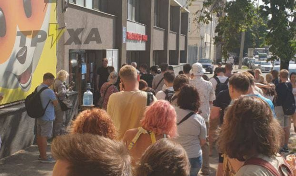 В Харькове очередь за приивкой стала для людей испытанием на стойкость / t.me/truexanews