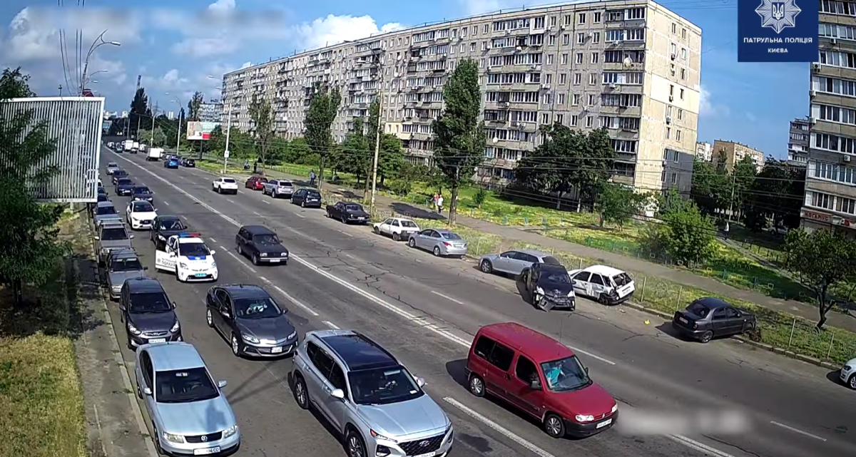 Масштабна ДТП на Оболоні потрапила на відео / скріншот Масштабна ДТП на Оболоні потрапила на відео / скріншот