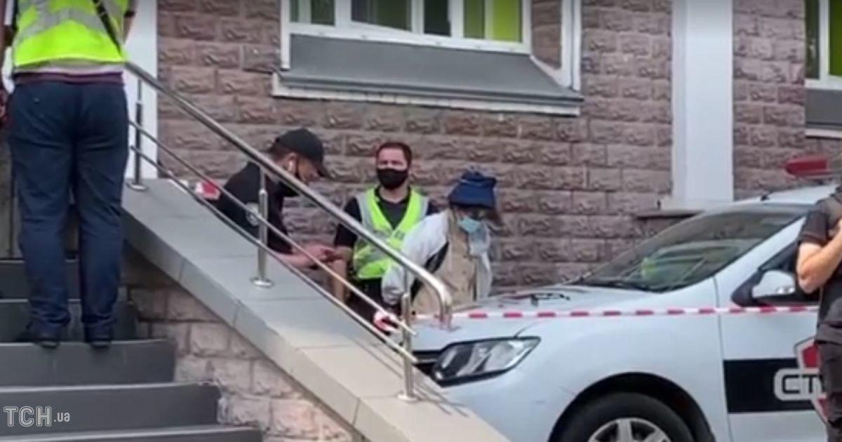 Женщине, напавшей на отделение банка в Киеве, сообщили подозрение / ТСН.uа Женщине, напавшей на отделение банка в Киеве, сообщили подозрение / ТСН.uа