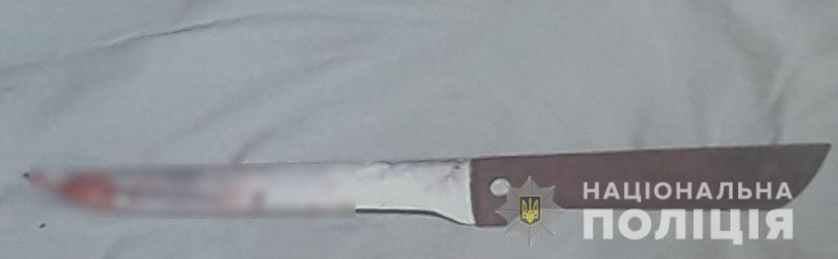 Постраждала отримала від чоловіка чотири ножових поранення / фото: Нацполіція Постраждала отримала від чоловіка чотири ножових поранення / фото: Нацполіція