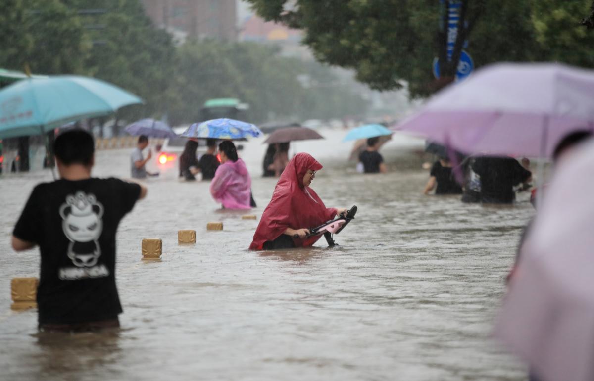Из-за наступления большой воды были разрушены крепления местной плотины / REUTERS Из-за наступления большой воды были разрушены крепления местной плотины / REUTERS
