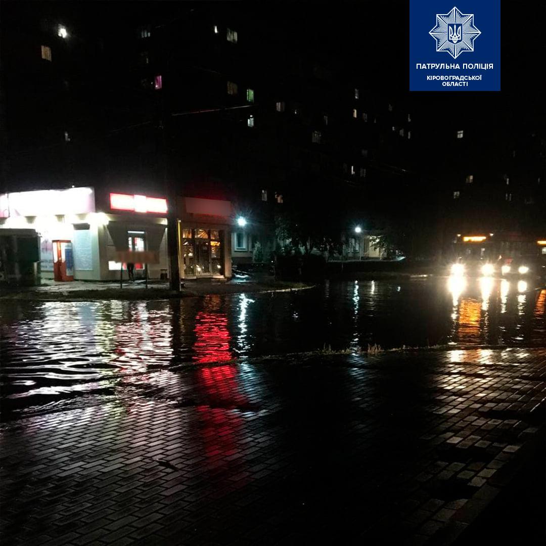 Вулиці Кропивницького перетворилися на річки / фото Патрульна поліція Кіровоградської області Вулиці Кропивницького перетворилися на річки / фото Патрульна поліція Кіровоградської області