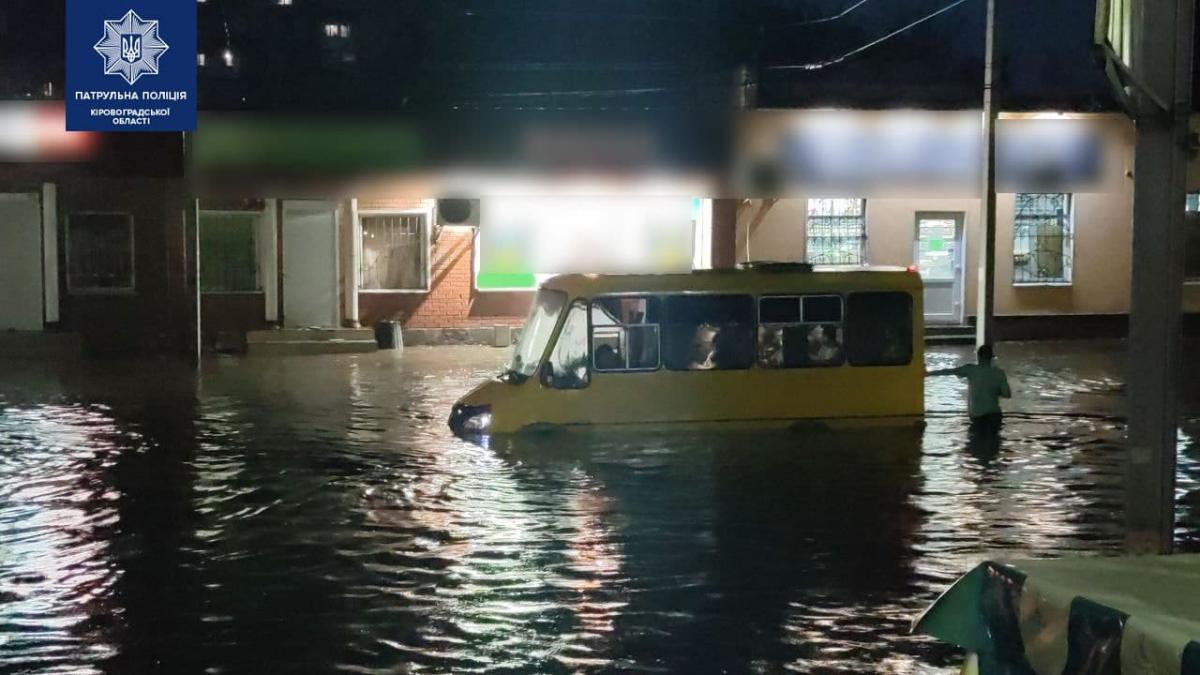 Кропивницький буквально пішов під воду після потужної зливи / фото Патрульна поліція Кіровоградської області Кропивницький буквально пішов під воду після потужної зливи / фото Патрульна поліція Кіровоградської області