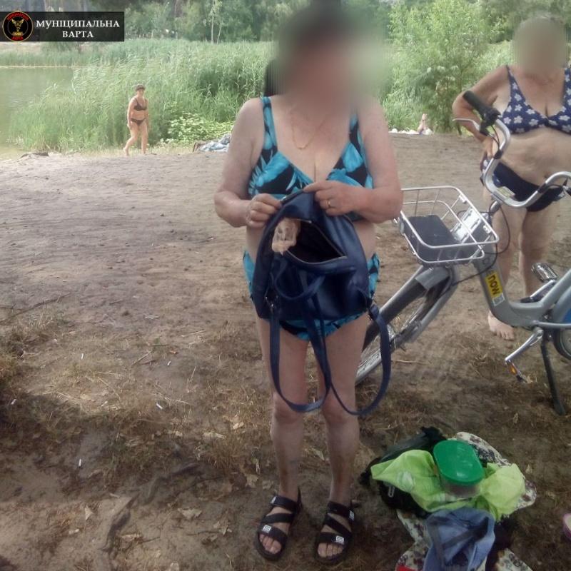 У Дарницькому районі столиці "потопельниця" шокувала рятувальників / фото facebook.com/MunicipalnaVarta У Дарницькому районі столиці "потопельниця" шокувала рятувальників / фото facebook.com/MunicipalnaVarta