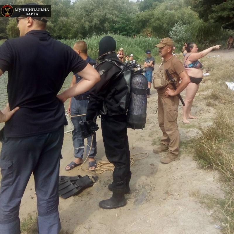 Зниклу в парку Партизанської слави купальницю шукали дві години / фото facebook.com/MunicipalnaVarta Зниклу в парку Партизанської слави купальницю шукали дві години / фото facebook.com/MunicipalnaVarta