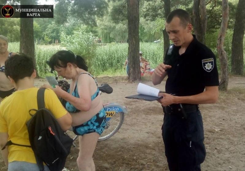 У Дарницькому районі столиці "потопельниця" шокувала рятувальників / фото facebook.com/MunicipalnaVarta У Дарницькому районі столиці "потопельниця" шокувала рятувальників / фото facebook.com/MunicipalnaVarta