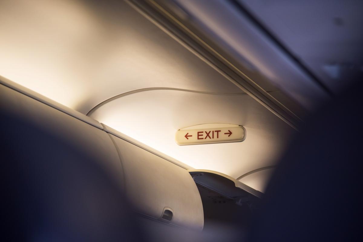 Не всім пасажирам можна сидіти біля аварійного виходу в літаку / фото ua.depositphotos.com Не всім пасажирам можна сидіти біля аварійного виходу в літаку / фото ua.depositphotos.com