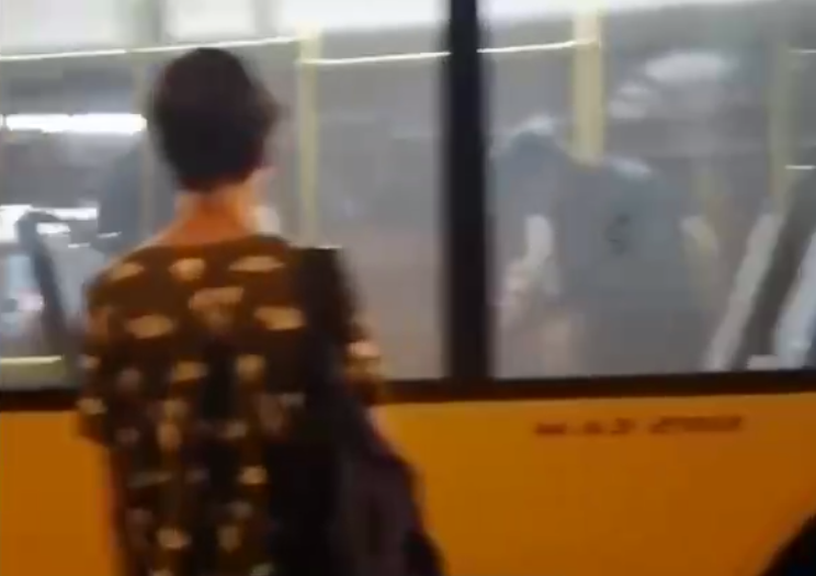 Інцидент стався на автобусному маршруті №31 / скріншот з відео Інцидент стався на автобусному маршруті №31 / скріншот з відео