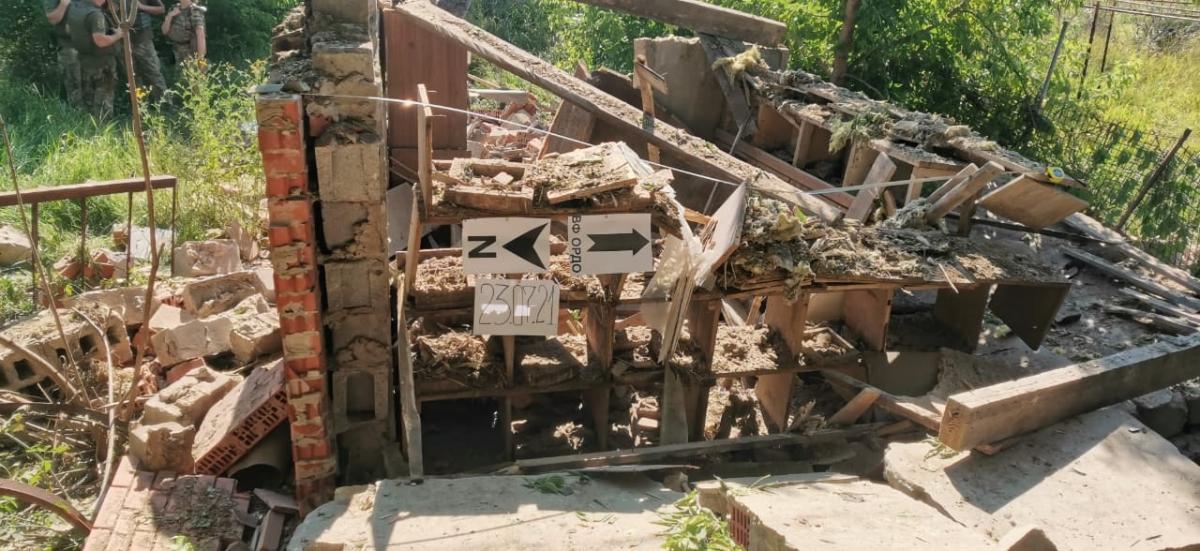 Разрушены здания, везде осколки: боевики обстреляли жителей Опытного Разрушены здания, везде осколки: боевики обстреляли жителей Опытного