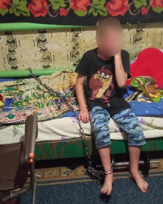 Чоловік посадив дитину на ланцюг для перевиховання \ фото Патрульна поліція Чоловік посадив дитину на ланцюг для перевиховання \ фото Патрульна поліція