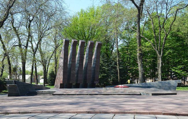 Братську могилу у Кривому Розі обмалювали та закидали / фото krmisto.gov.ua Братську могилу у Кривому Розі обмалювали та закидали / фото krmisto.gov.ua