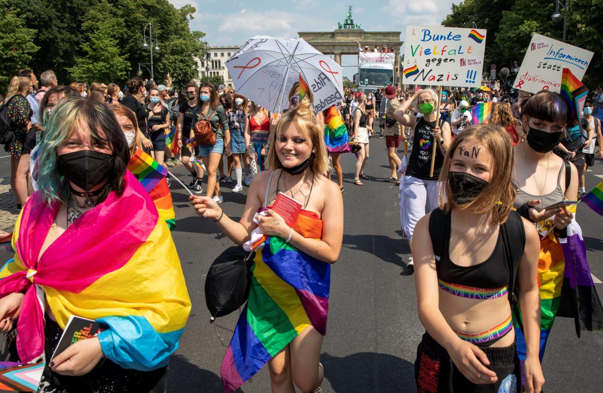 Десятки тысяч людей в Будапеште и Берлине вышли на митинги за права ЛГБТ