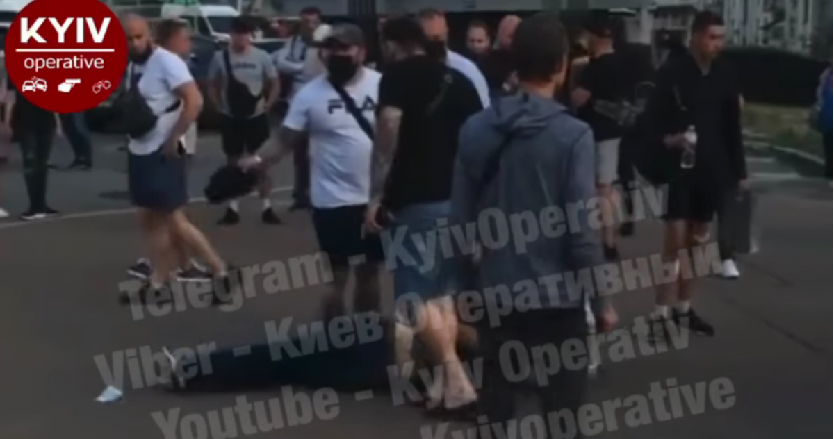 Біля "Палацу спорту" сталася бійка / скріншот відео Біля "Палацу спорту" сталася бійка / скріншот відео