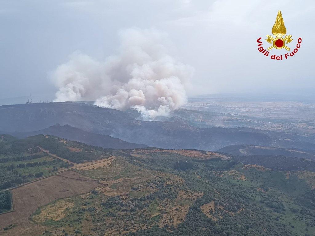 На курортній Сардинії вирують лісові пожежі / фото Vigili del Fuoco На курортній Сардинії вирують лісові пожежі / фото Vigili del Fuoco
