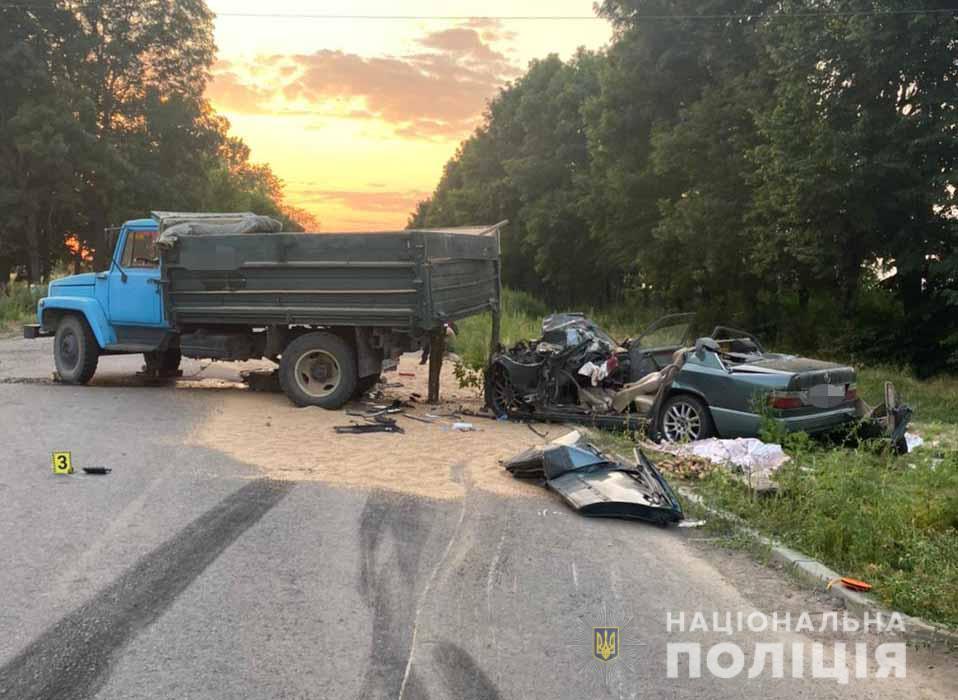 Мужчина пытался обогнать авто, но врезался в грузовик / фото пресс-служба полиции Винницкой области