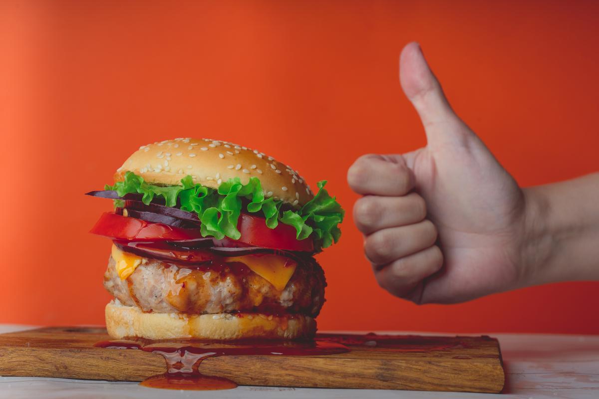 Hundred Burgers - это больше, чем просто ресторан. Он стал эталоном мастерства в мире бургеров. / фото depositphotos.com