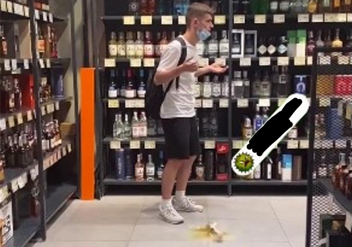 Тик-токер в погоне за хайпом разбил бутылку с чаем / скриншот Тик-токер в погоне за хайпом разбил бутылку с чаем / скриншот