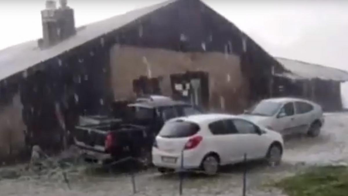 Град в Италии повредил сотни автомобилей / скриншот с видео Град в Италии повредил сотни автомобилей / скриншот с видео
