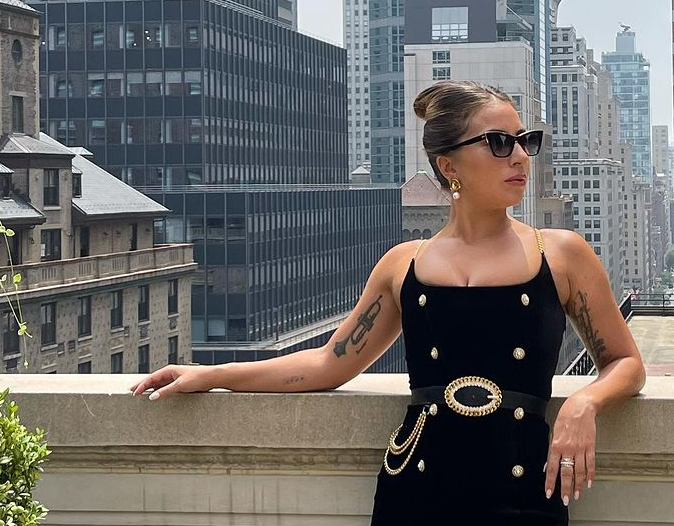 Леди Гага предстала в приталенном платье / instagram.com/ladygaga Леди Гага предстала в приталенном платье / instagram.com/ladygaga