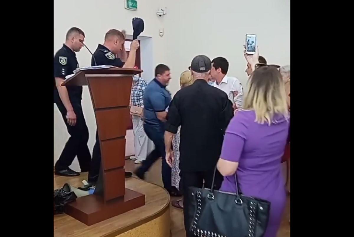 Сам міський голова покинув сесійну залу / Скріншот Сам міський голова покинув сесійну залу / Скріншот