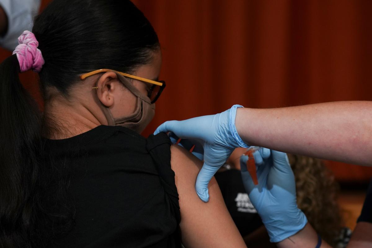 После третьей дозы вакцины Pfizer количество антител увеличивается в 5-11 раз / фото Reuters